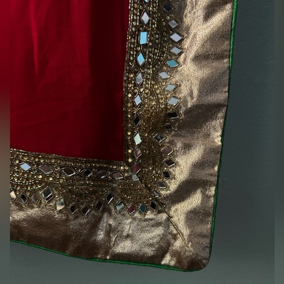 Elegant Red and Gold Women's Saree - Picture 3 of 4